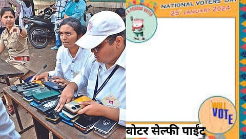 नाशिक : मतदान केंद्राबाहेर मोबाईल सांभाळतांना कर्मचारी. (छाया : हेमंत घोरपडे)