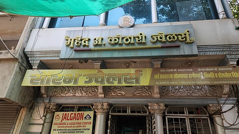 Jalgaon Crime News | सहा जणांच्या टोळीचा सौरभ ज्वेलर्सवर दरोडा, ४०० ग्रॅम सोने लंपास