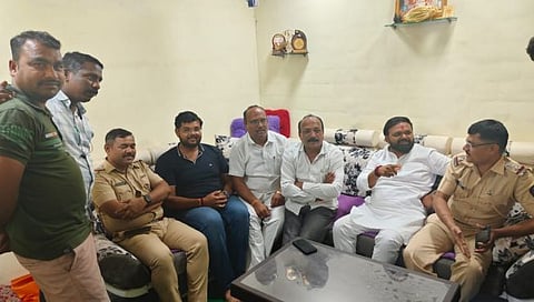 ओझर: निफाड येथे शिवसैनिकांना ताब्यात घेतल्यानंतर स्थानबद्ध करताना निफाडचे पोलीस निरीक्षक नंदकुमार कदम व सायखेडचे पोलीस निरीक्षक विकास ढोकरे.