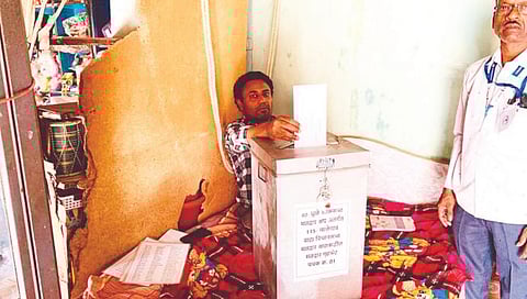 मालेगाव : गृहभेटी दरम्यान मतदान करताना दिव्यांग मतदार.