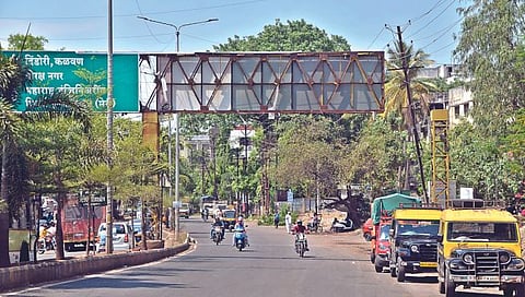 पंचवटी जाहिरातदारांकडील फलकच नव्हे प्रशासन अंकीत दिशादर्शक फलकही धोकादायक स्थितीत आहेत. पेठ रोडवरील हा फलक एका बाजूला आधारापासून अधांतरित आहे. जो वादळवाऱ्यात दुर्घटनेला कारणीभूत ठरू शकतो. (छाया : हेमंत घोरपडे)