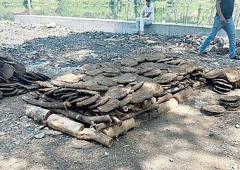 मृत्यूनंतरही अवहेलना; जमिनीवर अंत्यविधीची वेळ! औंध येथील स्मशानभूमीचे काम रखडले