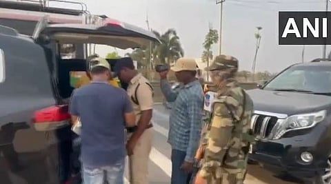 तेलंगणाचे मुख्यमंत्री रेवंथ रेड्डी यांच्या ताफ्याच्या वाहनांची तपासणी करताना निवडणूक आयोगाच्या भरारी पथक.