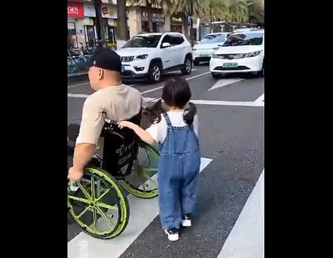 उद्योगपती आनंद महिंद्रा यांनी रस्ता ओलांडणार्या चिमुरडीचा व्हिडिओ शेअर केला आहे.