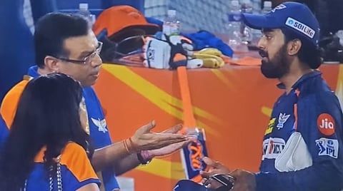 लखनौ संघाचा सनरायझर्स हैदराबादविरुद्धच्या मोठ्या पराभव झाला. या सामन्यानंतर संजीव गोयंका यांनी मैदानावरच कर्णधार केएल राहुल याच्यावर नाराजी व्यक्त केली हाेती.