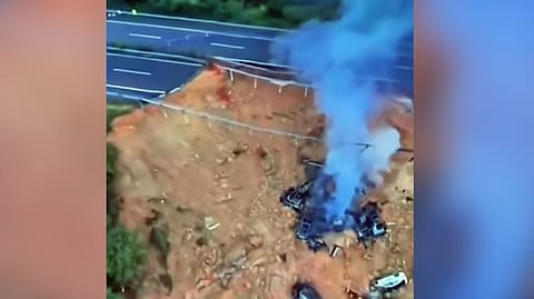 दक्षिण चीनमधील ग्वांगडोंग प्रांतातील मीझोउ शहरात महामार्गाचा एक भाग कोसळला.