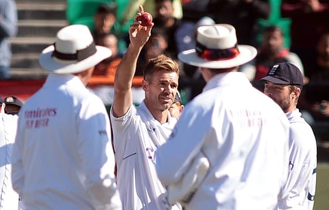 इंग्लंडचा अनुभवी वेगवान गोलंदाज जेम्स अँडरसन याने कसोटी क्रिकेटमधून निवृत्ती जाहीर केली आहे.