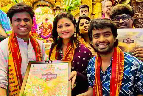 Mumbai Local मधून प्रथमेश परब, ज्ञानदा रामतीर्थकर एकत्र, सिद्धीविनायक चरणी पोस्टर लॉन्च