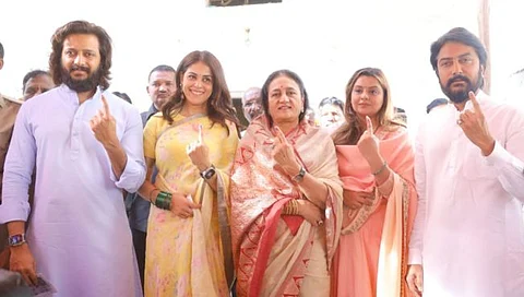 अभिनेते रितेश -जेनेलिया यांनी केले मतदान