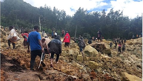 पापुआ न्यू गिनीमधील काओकलम गावात झालेल्या भूस्खलनामुळे 300 पेक्षा अधिक लोक गाडली गेली आहेत.