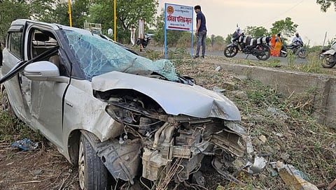 खड्डा चुकविण्याच्या नादात बीड- परळी महामार्गावर कारचा अपघात; चार जण जखमी