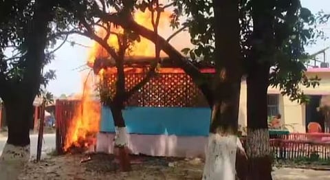 तरुणासह अल्पवयीन मेहुणीचा कोठडीत मृत्यू, बिहारमधील अररियात जमावाने पोलीस ठाणे पेटवले