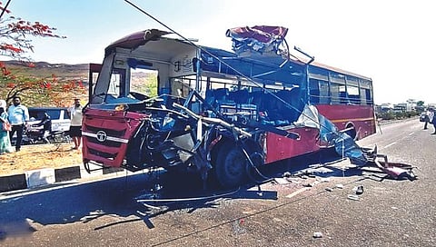 नाशिक : बस-ट्रकची धडक; चार ठार, 34 प्रवासी जखमी