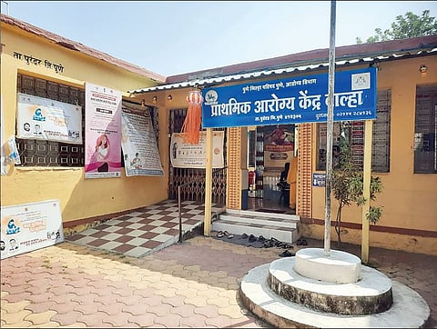वाल्हे प्राथमिक आरोग्य केंद्राला रिक्त पदाचे ग्रहण; पदे भरण्याची मागणी