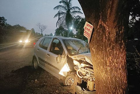 तीन वाहनांच्या विचित्र अपघातात चौघे गंभीर; कारचा चुराडा
