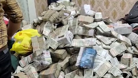 Jharkhand ED raids | झारखंडमध्ये मंत्र्याच्या खासगी सचिवाच्या नोकराच्या घरात सापडलं ३० कोटींचं घबाड? नोटा मोजायला मशीन मागवलं