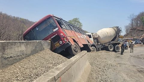 पघातात अडकलेली एसटी