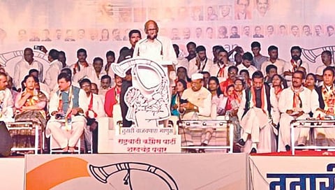 आ. शशिकांत शिंदे यांच्या प्रचारार्थ जिल्हा परिषद मैदानावर झालेल्या विराट सभेला संबोधित करताना खा. शरद पवार, व्यासपीठावर खा. श्रीनिवास पाटील, खा. फौजिया खान, खा. संजयसिंह, आ. पृथ्वीराज चव्हाण, आ. शशिकांत शिंदे, आ. बाळासाहेब पाटील, आ. राजेश टोपे, आ. अनिल देशमुख व इतर.