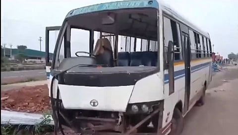 दक्षिण गोव्यात झोपडीत बस घुसून ४ मजूर ठार झाले.