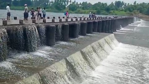 राजाराम बंधारा ओव्हर फ्लो होऊन वाहत आहे