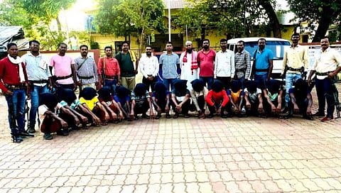 दोघांना जिवंत जाळल्या प्रकरणी पाेलिसांनी १५ संशयित आरोपींना ताब्यात घेतले. ( खाली बसलेले संशयित ) साेबत पाेलीस कर्मचारी.