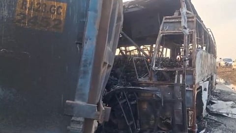 आंध्र प्रदेश | बसची टिप्पर लॉरीला धडक, आगीत ६ जणांचा होरपळून मृत्यू