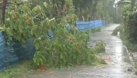 Cyclone Remal Updates | ‘रेमल’ने हाहाकार, पश्चिम बंगालमध्ये दोघांचा मृत्यू