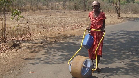 पालघर येथील मोखाड्यातील कुपोषित आदिवासी महिला पाणी वाहून नेतानाचा फोटो.