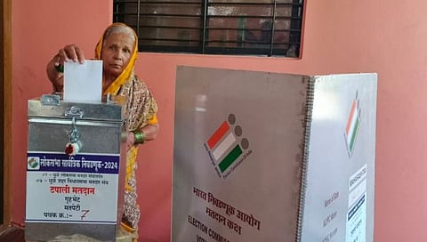 Home Voting : धुळे लोकसभा मतदारसंघात ज्येष्ठ, दिव्यांग मतदार बजावताय घरुन मतदानाचा हक्क