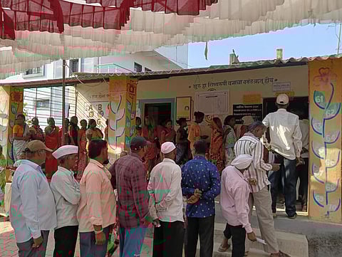 दिंडोरी तालुक्यात उत्साहाने मतदानाला सुरुवात जानोरी येथील मतदान केंद्रावर मतदारांच्या लांबच लांब रांगा. (छाया : समाधान पाटील)