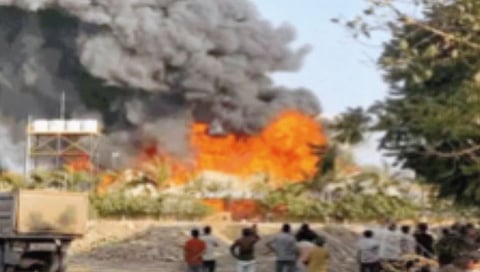 राजकोटमधील टीआरपी गेम झोनमध्ये लागलेल्या आगीच्या घटनेची गुजरात उच्च न्यायालयाने स्वत:हून दखल (suo motu) घेतली आहे.