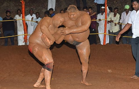 सरवडे : शुभम सिदनाळे याने अटीतटीच्या लढतीत गुणांवर मारले कुस्ती मैदान