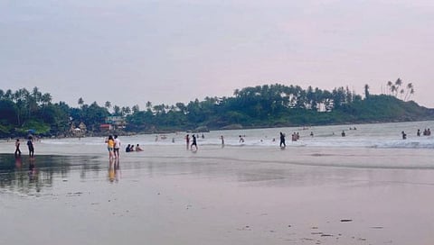 Goa News : काणकोणात समुद्रकिनारी बारमाही पर्यटक