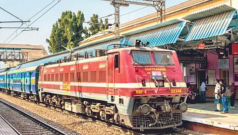 दौंड-इंदूर एक्स्प्रेस आठ तास लेट; प्रवाशांना नाहक मनस्ताप