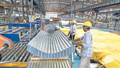 कामगार दिन : किमान वेतन न देणार्या 35 जणांवर खटले