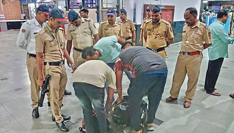 सांगली : रेल्वे स्टेशन्स बॉम्बने उडविण्याची धमकी देणार्या अज्ञातावर गुन्हा