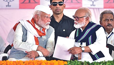 पिंपळगाव बसवंत कांदा प्रश्नावर पंतप्रधान नरेंद्र मोदी यांच्या सोबत चर्चा करताना छगन भुजबळ.