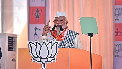 नाशिक : पिंपळगाव येथे आयोजित सभेत बोलताना पंतप्रधान नरेंद्र मोदी. (छाया : हेमंत घोरपडे)