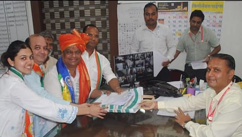 ठाणे : महाविकास आघाडीचे उमेदवार सुरेश म्हात्रे यांचा उमेदवारी अर्ज दाखल