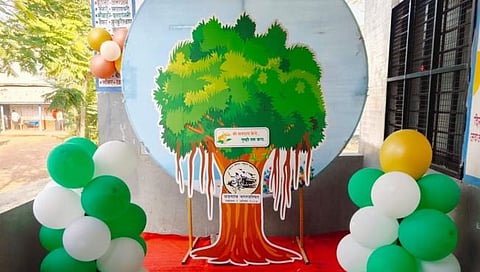 वडगाव नगरपरिषदेने केली आदर्श मतदान केंद्राची उभारणी: मतदारांची सेल्फीसाठी झुंबड