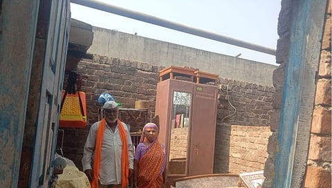 बीड : पावसामुळे उघड्यावर पडलेल्या कुटुंबाला सरपंचांनी दिला मदतीचा हात