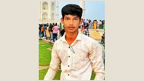 रस्त्यात उभ्या असलेल्या ट्रॅक्टर ट्रॉलीला धडकून युवकाचा मृत्यू