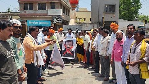 भाजपकडून आव्हाड यांच्या प्रतिमेस जोडो मारो आंदोलन