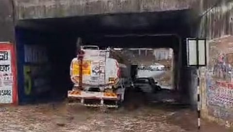 महामार्गावर सहापदरी रस्त्याचे रुंदीकरण करण्यात येत असलेलें, पाणी निचरा न झाल्याने काही बोगद्यात पाणी काही वेळासाठी साचून राहिले होते.