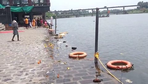 नृसिंहवाडी येथील दत्त मंदिरासमोरील कृष्णा नदीच्या पात्रात भाविकांच्या संरक्षणासाठी दत्त देवस्थान कमिटीच्य़ा पुढाकाराने विविध उपयोजना राबवण्यात आल्या आहेत.