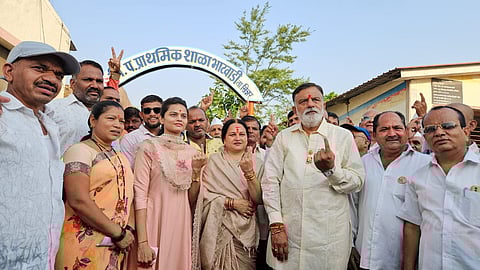 सिन्नर : महाविकास आघाडीचे उमेदवार राजाभाऊ वाजे यांनी सिन्नर तालुक्यातील भाटवाडी मतदान केंद्रावर केले सहकुटुंब मतदान यावेळी त्यांच्या पत्नी दिप्ती वाजे, मानसी वाजे, वडील प्रकाश भाऊ वाजे आदी वाजे कुटुंबे उपस्थित होते. (छाया : संदीप भोर)