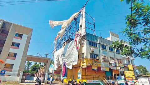 सातारा : मोठमोठ्या होर्डिंगचा कराडला विळखा