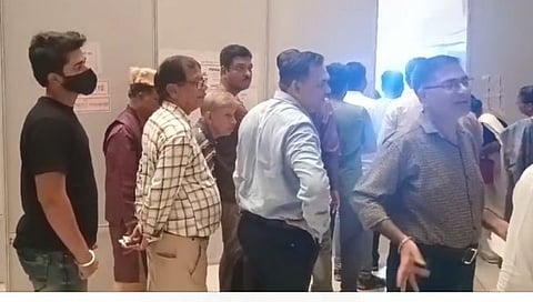 नोपाड्यात ईव्हीएम मशीन बंद