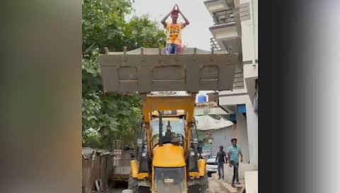 चिरनेर गावात दहावी पास झाल्याने मित्रांनी काढली जेसीबीवरुन मिरवणूक