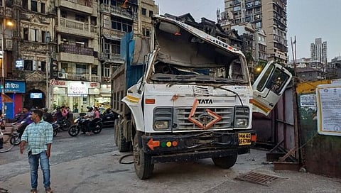 मुंबई : लोखंडी खांबावर डंपर आधळल्याने चालकाचा मृत्यू